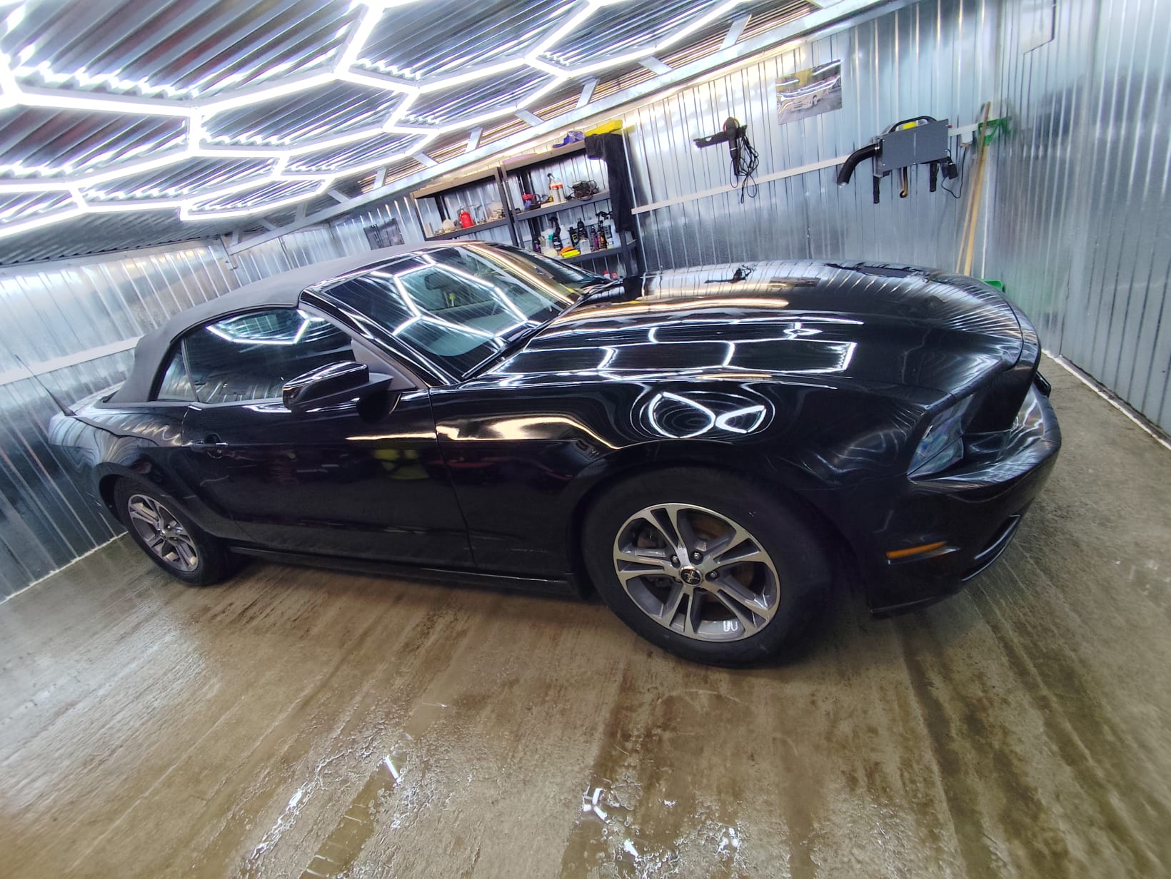 Detailer pracujący nad samochodem